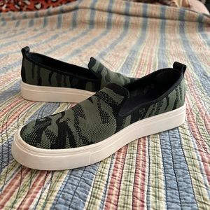 Sanctuary Dreamer camo slip-on sneakers, size 8